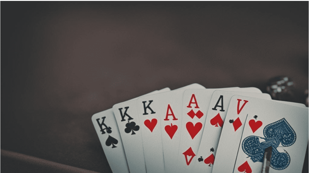 Imaginea unei mese de poker